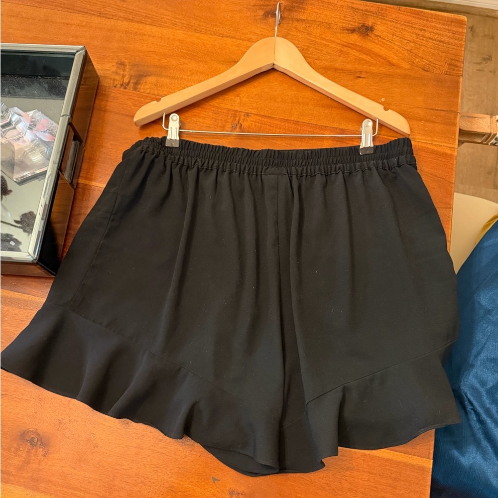 Black Ruffle Hem Shorts - Picture 4 of 5